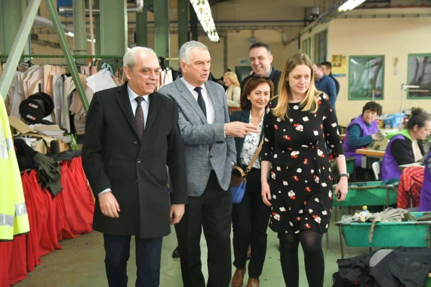 Градоначалникот Јаневски и амбасадорката на Велика Британија Рејчел Галовеј ги посетија „Грозд“ и Единство“