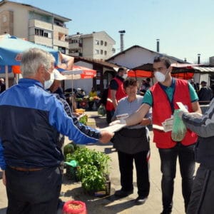Мобилните тимови на општина Струмица делеа флаери со препораки за заштита од корона вирусот