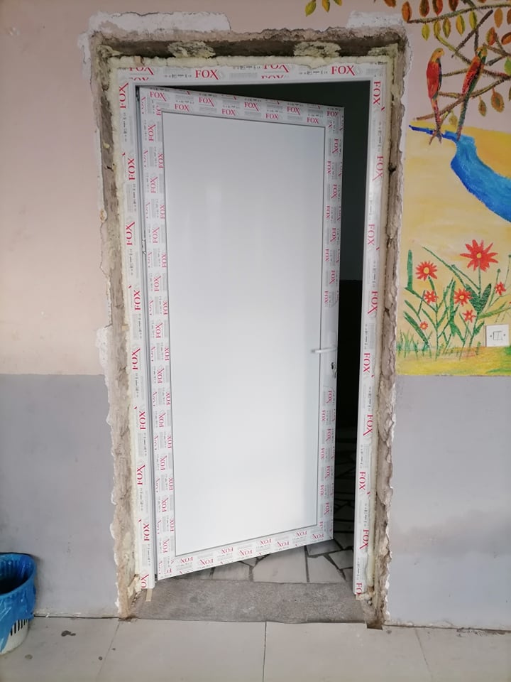 Се заменуваат прозорците и вратите во дел од основните училишта