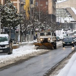 Се чисти снегот од улиците во градот