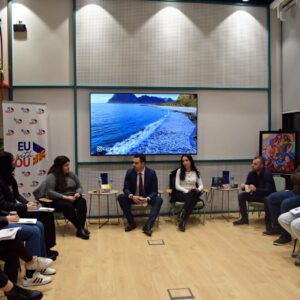 Градоначалникот Костадинов на средба со младите во Европската куќа