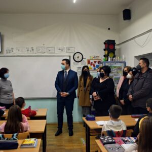 Градоначалникот Костадинов на час со учениците од четврто одделение во ООУ „Сандо Масев“