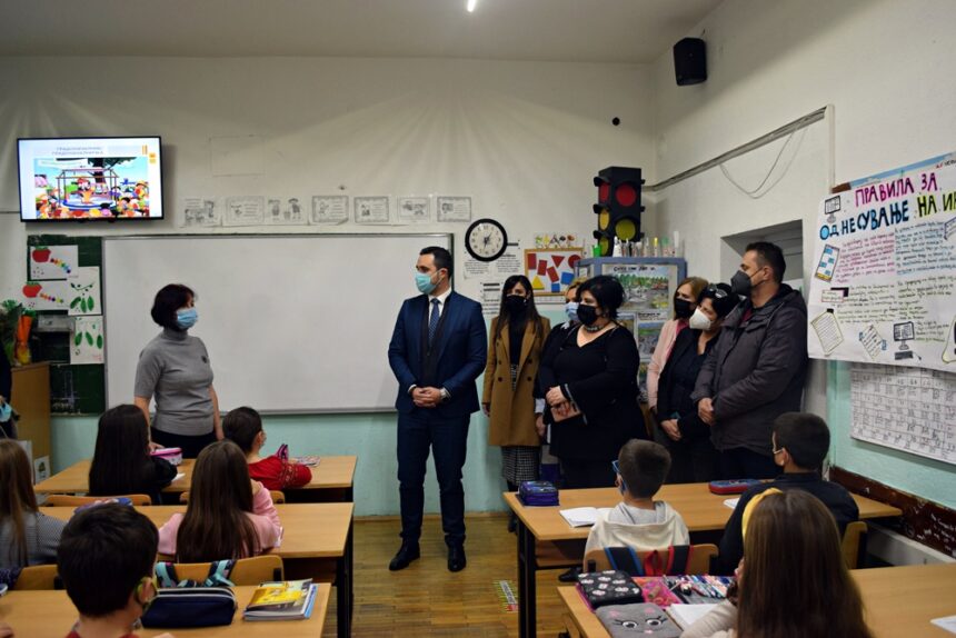 Градоначалникот Костадинов на час со учениците од четврто одделение во ООУ „Сандо Масев“