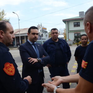Градоначалникот Костадинов во работна посета на Противпожарната единица