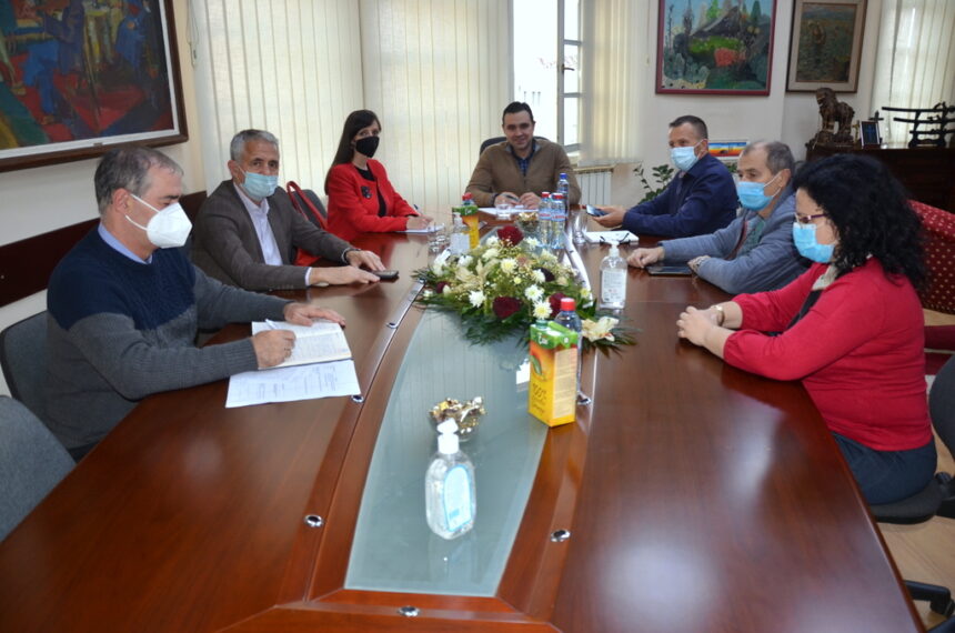 Градоначалникот Костадинов одржа работна средба со директорите на општинските основни и средни училишта