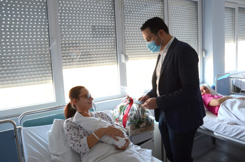 Градоначалникот Костадинов го посети првото бебе родено во општина Струмица во Новата година