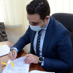 Градоначалникот Костадинов ги потпиша договорите за работа со личните асистенти на ученици со попреченост