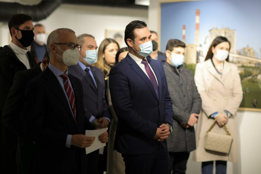 Градоначалникот Костадинов ја отвори изложбата „ЗА ПРВ ПАТ“
