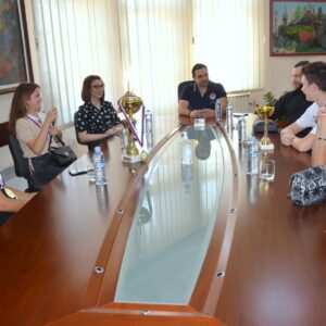 Наградените ученици од СОУ „Димитар Влахов“ на прием кај градоначалникот Костадинов