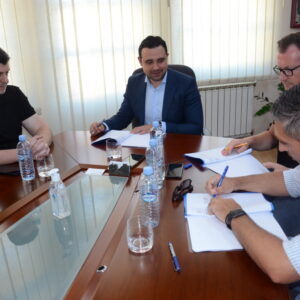 Градоначалникот Костадинов го потпиша Колективниот договор кој предвидува и зголемување на платите