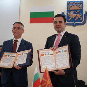 Градоначалникот на Oпштина Струмица и г-дин Хасан Азис Исмаил, Градоначалник на Oпштина Крџали потпишаа Договор за збратимување на двете општини