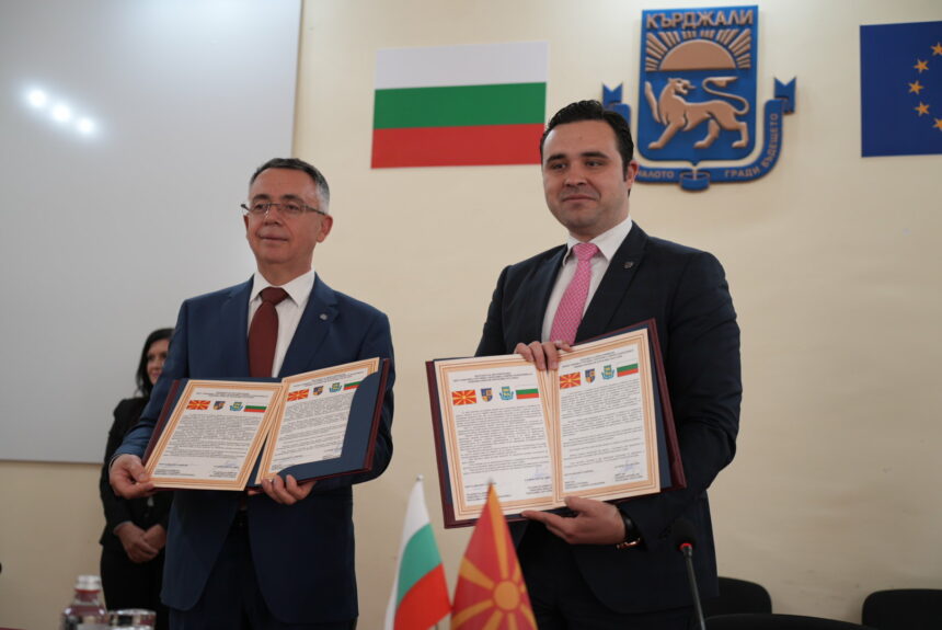 Градоначалникот на Oпштина Струмица и г-дин Хасан Азис Исмаил, Градоначалник на Oпштина Крџали потпишаа Договор за збратимување на двете општини