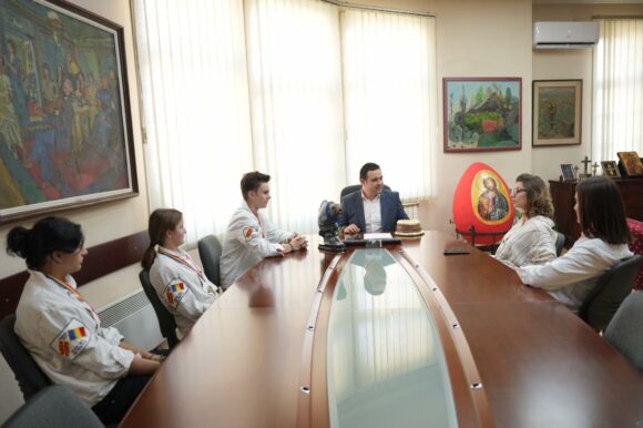 Денес кај градоначалникот Костадин Костадинов беа во посета наградените ученици од СОУУД...