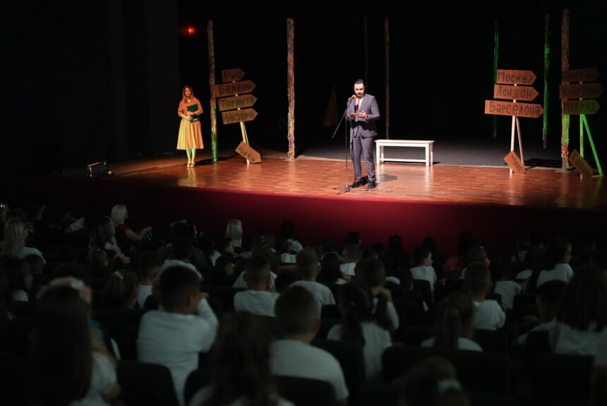 Градоначалникот Костадинов на првачињата им ја подари претставата „Пат околу светот“
