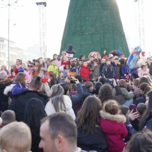 Од денеска претпразничната магија во Струмица надополнета со Новогодишен базар