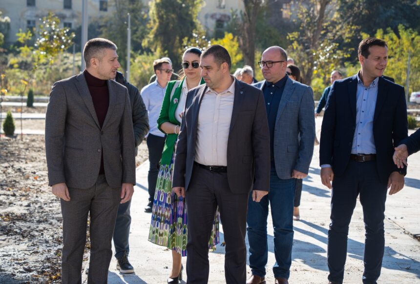 Градоначалникот Јанков и министерот Перински засадија дрвја најавувајќи ја следната фаза на новиот парк во Струмица Градоначалникот Јанков и министерот Перински засадија дрвја најавувајќи ја следната фаза на новиот парк во Струмица