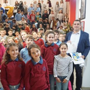 Градоначалникот Петар Јанков беше домаќин на учениците од четврто одделение од основните училишта во Струмица Градоначалникот Петар Јанков беше домаќин на учениците од четврто одделение од основните училишта во Струмица