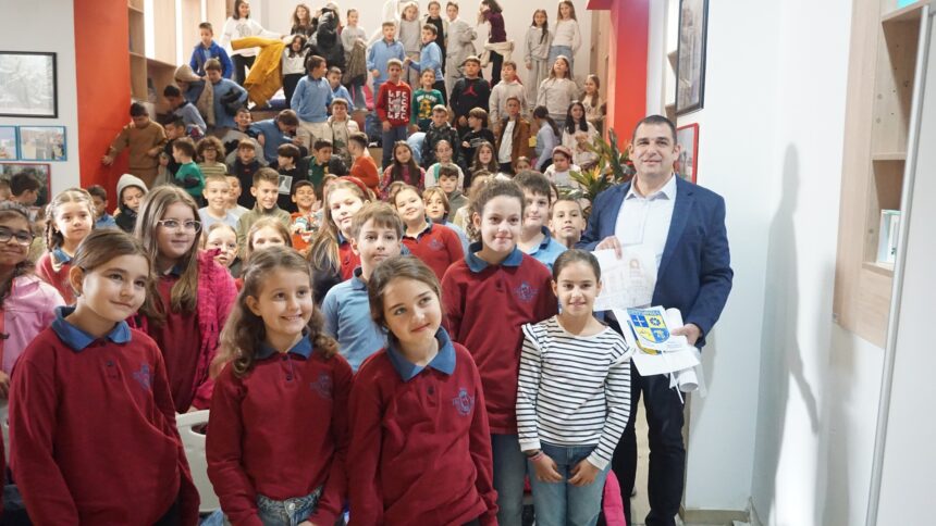 Градоначалникот Петар Јанков беше домаќин на учениците од четврто одделение од основните училишта во Струмица Градоначалникот Петар Јанков беше домаќин на учениците од четврто одделение од основните училишта во Струмица