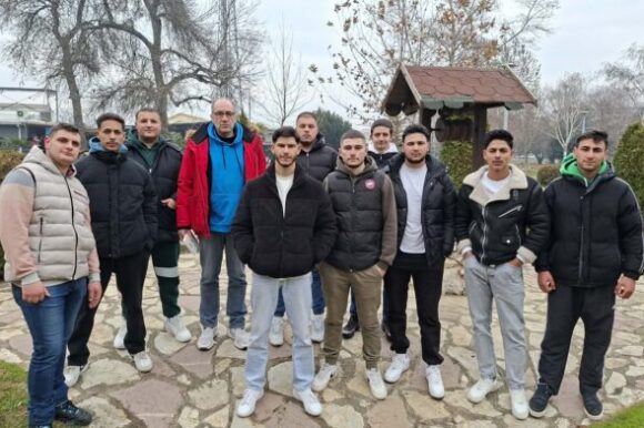 Учениците од ДСУ „Никола Карев“ ќе ги санираат клупите во градскиот парк