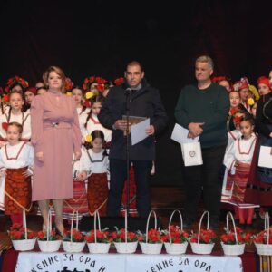 Фолклорната традиција на Струмица живее преку младите: Годишен концерт на Фолклорна Низа