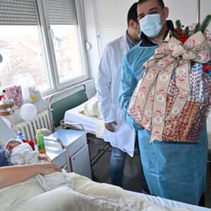 Општина Струмица во посета на првото бебе родено во 2026 година