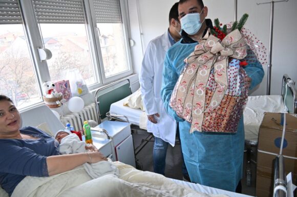 Општина Струмица во посета на првото бебе родено во 2026 година Општина Струмица во посета на првото бебе родено во 2026 година