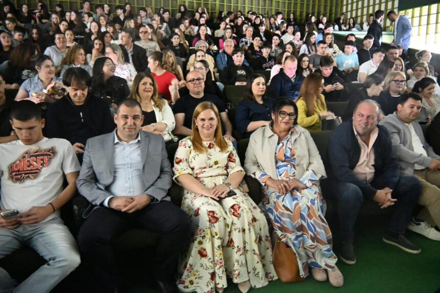 Во Центарот за култура „Антон Панов“ успешно изведена претставата „Чорбаџи Теодос“